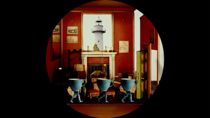 「百分百錯覺」教育計畫19日起將於台北市立美術館兒童藝術教育中心展出，日本錄像藝術家澤拓（Hiraki Sawa）的錄像作品Absent，透過影像構築出真實與虛幻並存的異想空間。（北美館提供）