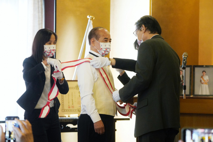 日本台灣交流協會9日代表日本政府授予前立法院長王金平（中）「旭日大綬章」，由日本駐台代表泉裕泰（右）頒發，表揚王金平長年來對日台關係的貢獻。