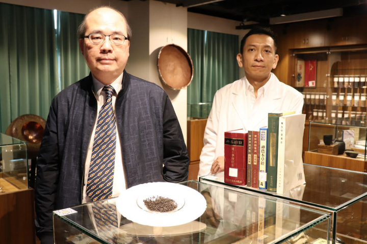 長庚大學副教授陳金銓（右）、教授楊賢鴻（左）研究團隊發現中草藥成分「補骨脂寧」能延長小鼠壽命，相當將75歲的人延壽至97.5歲。（長庚大學提供）