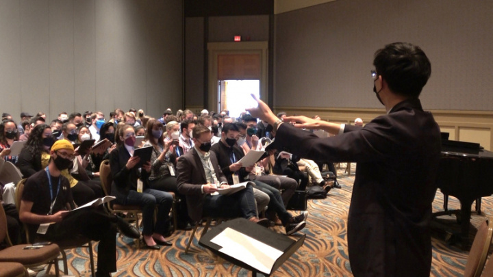 美國合唱指揮協會（ACDA）西區年會在加州長堤市舉行，讀譜會超過百人參與，演唱台灣音樂人聶焱 （右） 編曲的布農族語歌謠「媽媽的眼睛」（Cina） 。