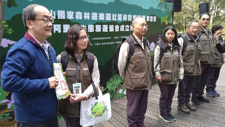 嘉義林管處委託台灣生態旅遊協會，培育住阿里山森林遊樂區的居民成為解說員，最終有31名獲得在地社區解說導覽員資格，嘉義林管處長張岱（左）2日出席授證。