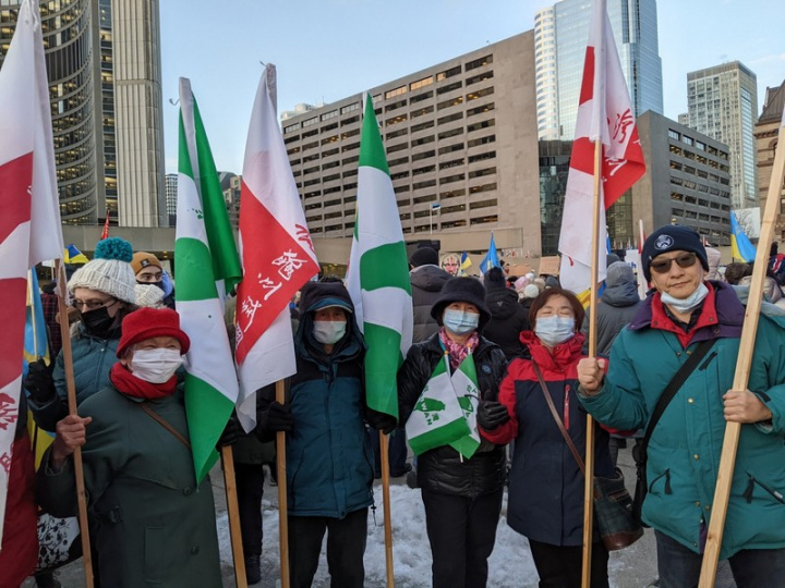 多倫多台灣同鄉會委員羅益世（右）等台僑2月27日參與聲援烏克蘭集會，呼籲世界不該讓習近平、蒲亭肆意妄為。（多倫多同鄉會會長提供）