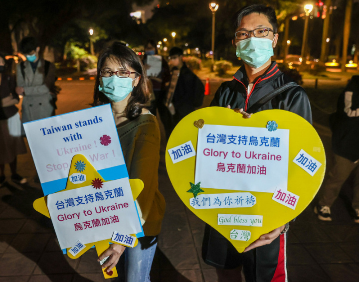 俄烏戰火持續延燒，台大師生發起聲援烏克蘭活動，11日晚間在台大總校區傅鐘廣場舉辦晚會，與會者帶著標語字卡到場，為烏克蘭人民加油打氣。