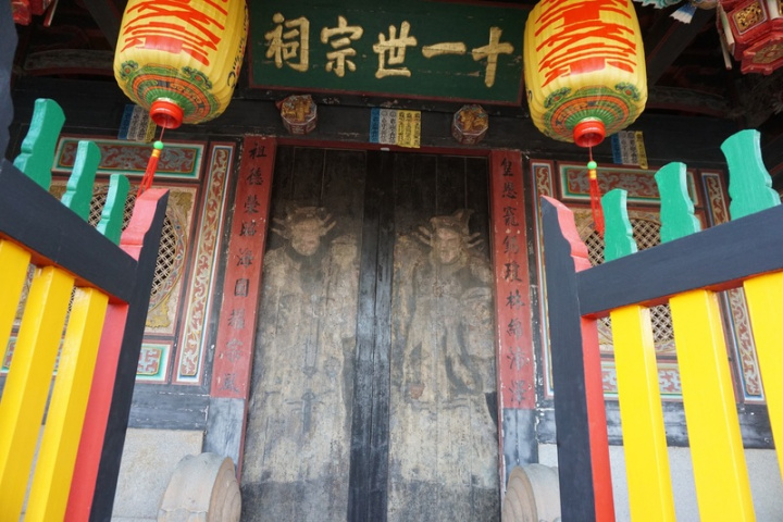 金門縣文化局29日說，新倉上二房十一宗祠門神彩繪所使用的顏料砷銅綠，推論繪製年代可能為1840年到1900年間，進一步推測為台灣目前唯一使用此顏料的最早門神。