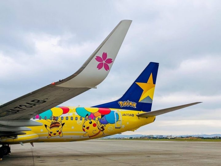 日本天馬航空（Skymark Airlines）的寶可夢皮卡丘彩繪機5日上午抵達桃園國際機場，將在長榮航太進行保養維修，機尾寫有機身編號JA73AB。（桃園機場公司提供）