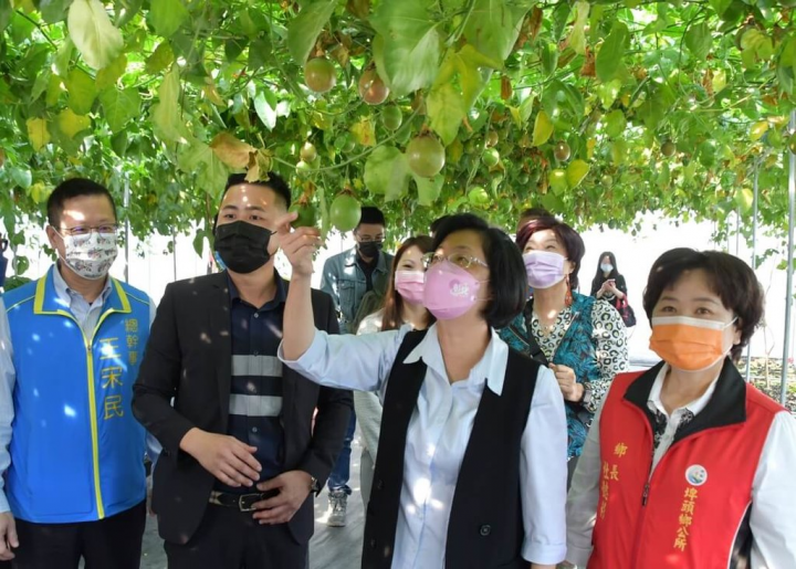 彰化青農張義鑫（前左2）因為阿嬤喜歡吃百香果而投入研究，靠著自學一點一滴累積種植技術，如今更成立百香果繁育中心，提供果農優質種苗，彰化縣長王惠美（前右2）13日到場祝賀。（彰化縣政府提供）
