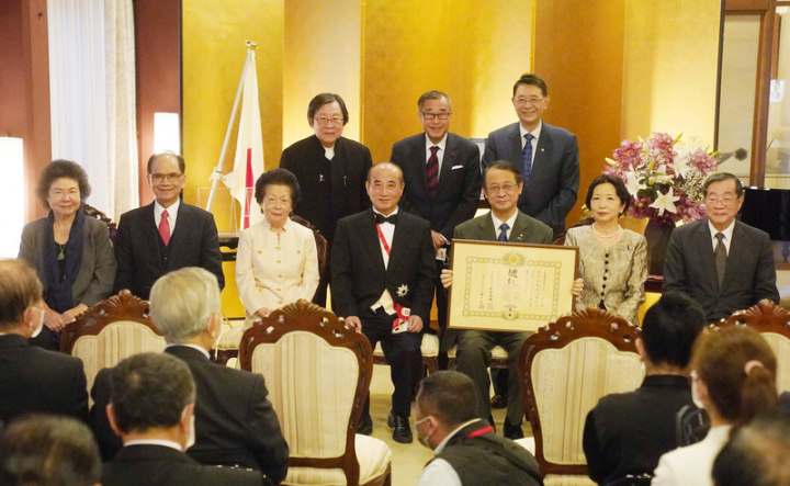 前立法院長王金平（前中）9日接受日本駐台代表泉裕泰（前右3）代表日本政府頒贈「旭日大綬章」，監察院長陳菊（前左）、立法院長游錫堃（前左2）、考試院長黃榮村（前右）及台日關係協會會長邱義仁（後左）等人到場致意並合影。