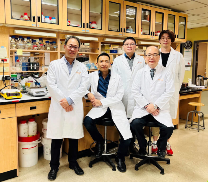 長庚大學研究團隊發現中草藥成分「補骨脂寧」能延長小鼠壽命，研究已登上國際期刊，並申請專利，團隊成員教授王東弘（左起）、副教授陳金銓、教授呂彥禮、楊賢鴻及同學曾煒哲合影。（長庚大學提供）