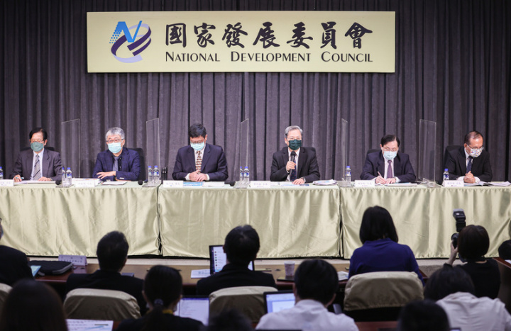 國發會30日舉行記者會，公布台灣2050淨零碳排路徑圖，內政部次長邱昌嶽（左起）、科技部次長林敏聰、環保署長張子敬、國發會主委龔明鑫、經濟部次長林全能、交通部次長陳彥伯等官員出席。