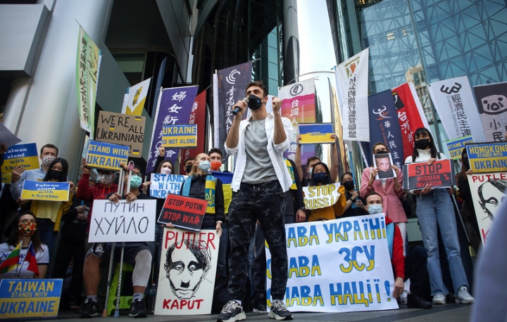 在台烏克蘭人與台灣人權促進會等團體1日到莫北協駐台代表處前舉行記者會，各國人士前來聲援烏克蘭，同聲譴責俄羅斯發動戰爭入侵烏克蘭。