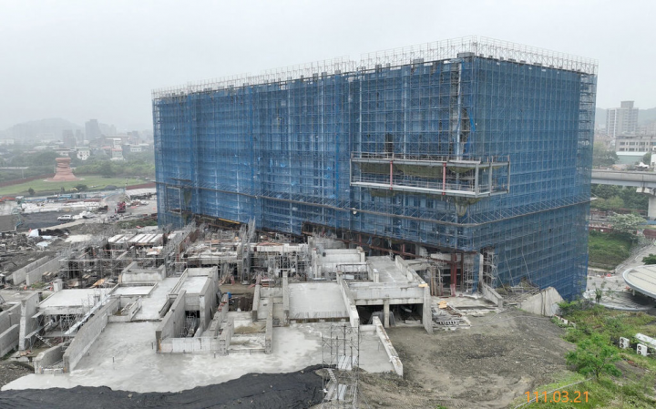 新北市文化局長龔雅雯23日在市政會議專題報告文化事務推動成果時表示，新北市美術館戶外園區可望於9月開放，主體工程盼在年底前完成，後續將規劃相關室內裝修。圖為111年3月21日新北市美術館工地狀況。（新北市文化局提供）