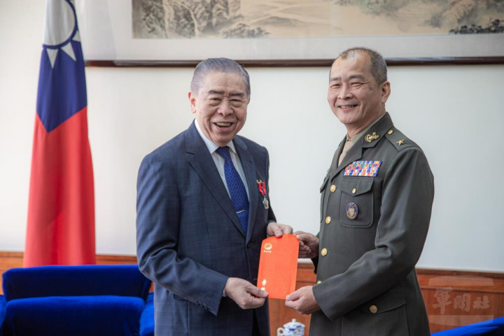 李理事長率敬軍團前往海軍司令部敬軍慰問。