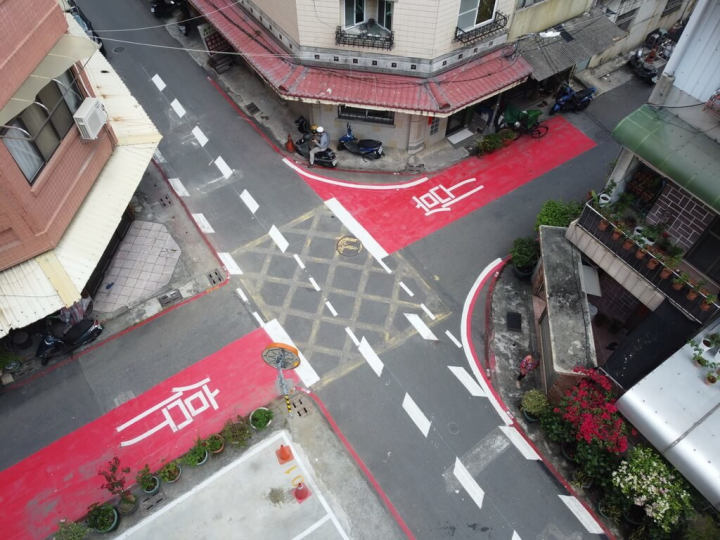 高雄市政府針對6米以下巷道路口劃設減速區，透過楔型標線、紅色標線及設置停止線及停字標線等，提升路口警示效果，提醒用路人減速慢行。（高雄市交通局提供）