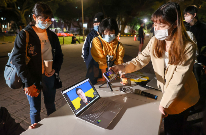台大學生會連署聲援烏克蘭，11日晚間在台大總校區傅鐘廣場舉行晚會，現場與烏克蘭的學生組織連線，師生現場透過電腦收看直播，聆聽第一線的聲音。