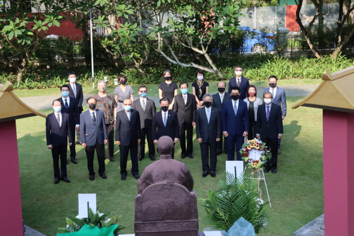 紀念國父孫中山逝世97週年，駐新加坡代表梁國新12日率旅星僑界及台商代表、駐星代表處官員等人到晚晴園向國父銅像獻花致敬。