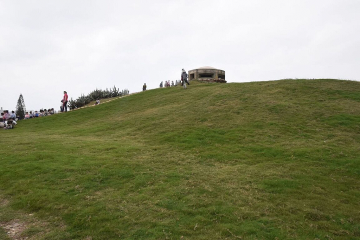 澎湖犀山公園原是軍事防衛用途，後因長期閒置，土地漸被銀合歡所覆蓋，經綠美化，保留原有監視哨所、防空洞及砲台等，打造戰地風情社區公園綠地。（澎湖縣政府提供）