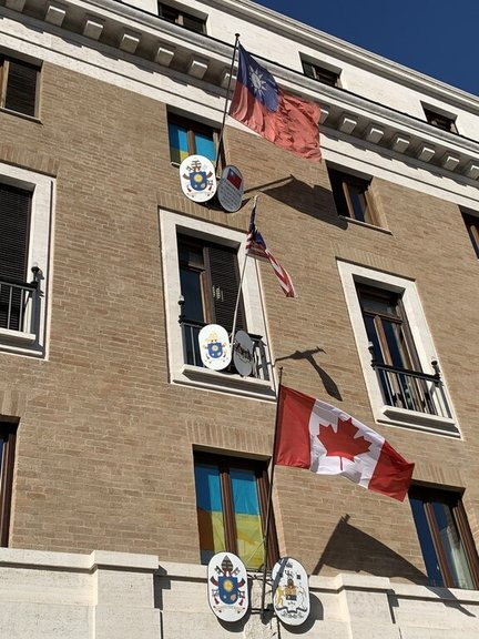 駐教廷大使館在外窗貼上藍黃色彩的烏克蘭國旗圖樣，與樓下的加拿大駐教廷使館外窗呼應，形成特殊景觀，引起不少路過遊客拍照並豎起大拇指比讚。（旅義台灣僑胞提供）