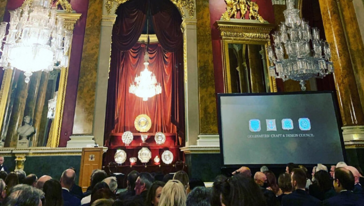 英國金匠工藝與設計大賽被稱為珠寶界的奧斯卡，今年大賽頒獎典禮於倫敦金匠大廳Goldsmith Hall舉辦，來自台灣的珠寶設計師鄭又嶧獲得銅牌。（鄭又嶧提供）