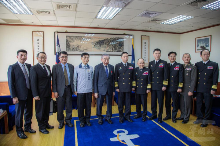 劉司令頒贈李理事長獎章後與敬軍團合影。