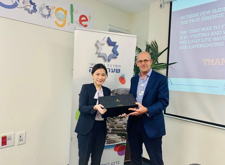 駐以色列代表李雅萍（左）致贈夏里茲迪克醫學中心院長馬瑞（右）禮品，雙方對推促台以醫療合作表達興趣。（駐以色列代表處提供）