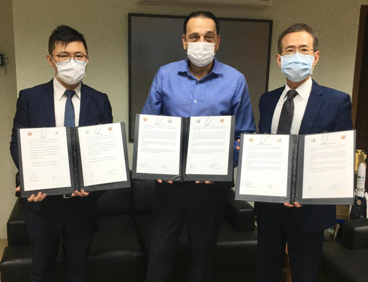 駐聖保羅台北經濟文化辦事處長馮光中（右）、副組長黃子寧（左）、巴西聖約瑟平原市長哈穆（Felício Ramuth，中）2021年底與台北市異地簽署智慧城市合作備忘錄後合影。（駐聖保羅台北經濟文化辦事處提供）