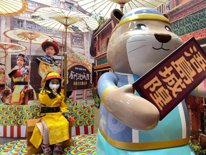 金門縣政府前進高雄巨蛋國際旅展設立金門館，展區設有「親子蜈蚣座」體驗及古裝體驗，歡迎旅客到金門體驗熱鬧的浯島城隍文化觀光季。（金門縣政府提供）