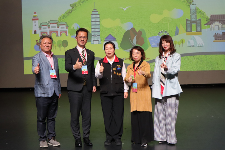 「2022太平洋國旅觀光論壇暨產業媒合會」29日起一連3天在花蓮舉行，台北市旅行公會理事長駱炫宏（右起）、交通部觀光局企劃組長吳潔萍、花蓮縣長徐榛蔚、台灣旅行業國民旅遊發展協會理事長蔡子建、花蓮縣觀光協會理事長陳義豐出席開幕。