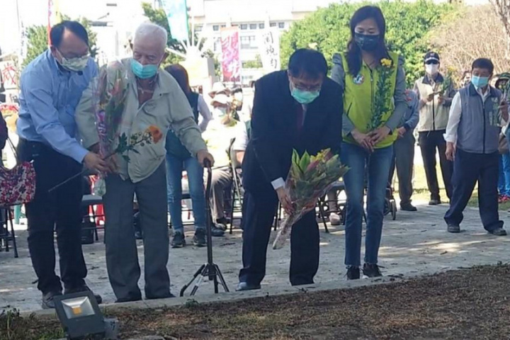 台南市湯德章紀念協會13日在湯德章紀念公園舉辦紀念活動，台南市長黃偉哲（前右2）與湯德章的兒子湯聰模（前左2）在雕像前獻花。