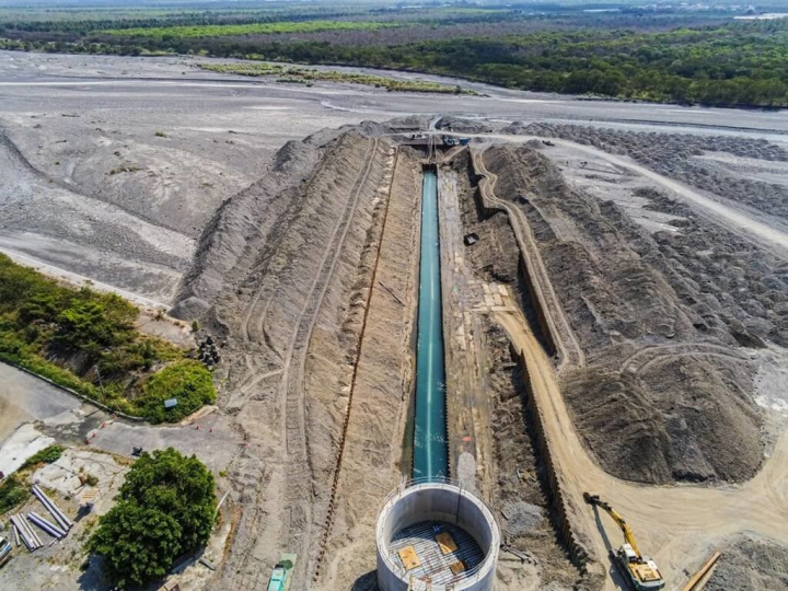 屏東縣政府建置伏流水工程，林邊溪伏流水設施已順利將水平式集水管埋設接管，縣府新聞稿表示，未來裝設相關抽水機電設施即可取用伏流水，每天供應至少一萬噸水量。（屏東縣政府提供）