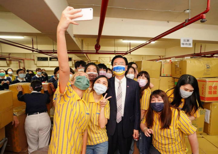 外交部發起募集民間愛心援助烏克蘭活動於18日截止，吳釗燮與前來協助的民間廠商IKEA合影。（外交部提供）