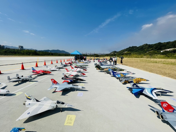 位於新北市樹林區的後村堰遙控飛機場14日正式啟用，跑道上陳列幻象2000等機型的擬真縮小版飛機，有如另類飛航展，吸引眾人目光。（新北市政府高灘地工程管理處提供）