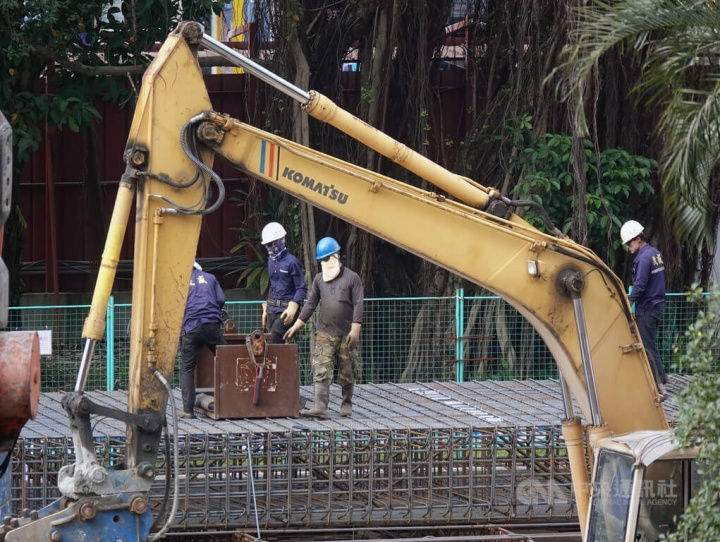 Average regular pay in January reaches NT$44,369, up only 0.06% year-on-year