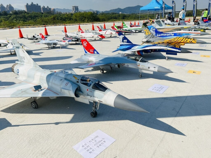 號稱全國最大且最具規模的後村堰遙控飛機場14日啟用，許多遙控飛機迷都把自家珍貴的遙控飛機展示出來。（新北市政府高灘地工程管理處提供）