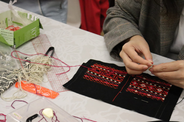 新北市原民局攜手輔仁大學，合辦4梯次的「傳統服飾娃娃工作坊」，邀請「人間國寶」傳統織布工藝保存者張鳳英等人前來授課，一針一線引領學員認識原民服飾織品與圖騰。（新北市原民局提供）