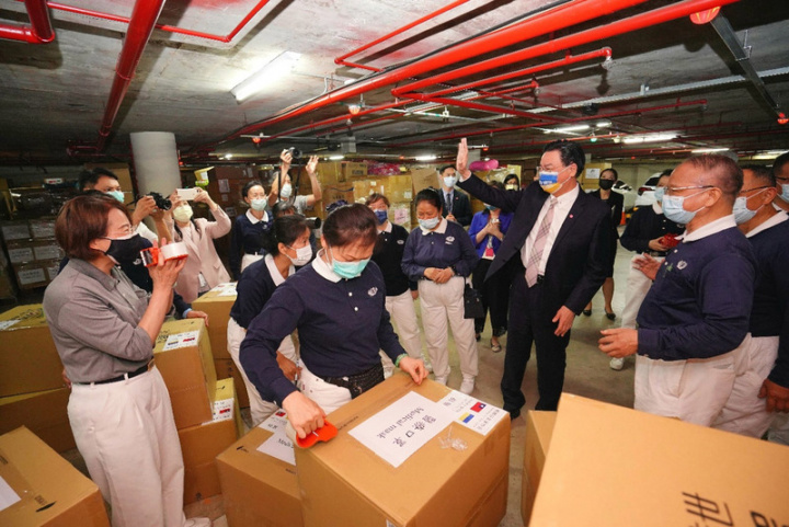 外交部發起「募集民間愛心物資援助烏克蘭難民」活動於18日截止，外交部長吳釗燮感謝前來協助整理的慈濟志工。（外交部提供）