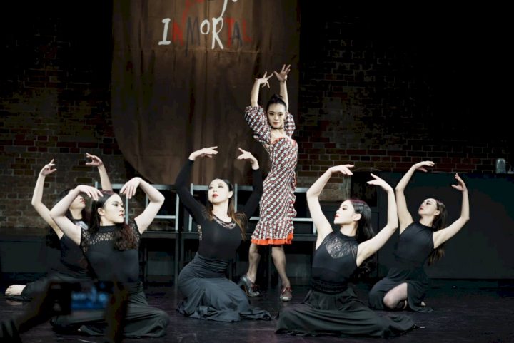 佛朗明哥舞蹈家薛喻鮮最新舞作《卡門波麗露不朽的》，是薛喻鮮首度偕同舞團成員們群舞，呈現她的西班牙舞蹈創作計畫成果。(精靈幻舞舞團提供)