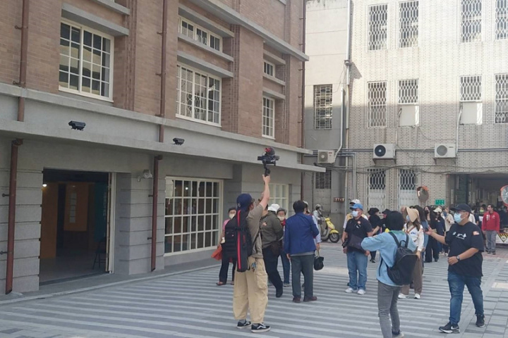 台南市湯德章紀念協會13日舉辦「313湯德章律師正義與勇氣75週年」紀念活動，安排參加民眾「走一段民主路」，走訪與湯德章有關的地點。