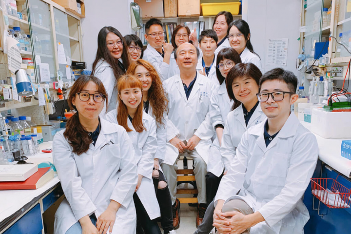 國立成功大學生理學科暨研究所講座教授蔡少正（中）在子宮內膜異位症、癌症致病及惡化的分子機制研究成果豐碩，獲教育部學術獎肯定。（成大提供）