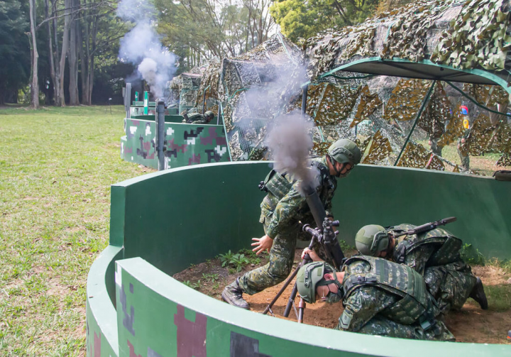 陸軍第十軍團步兵第257旅「新制14天教育召集訓練」，20日進行第9天課程，實施60迫砲、81迫砲及120迫砲訓練彈射擊。（十軍團提供）