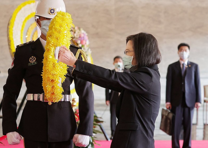 總統向各民族先祖及國民革命烈士之靈位獻花