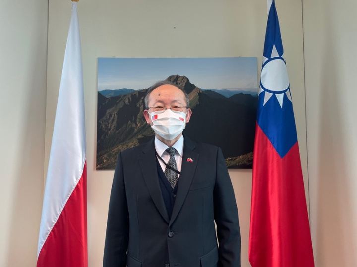 俄羅斯入侵烏克蘭引發人道災難，台灣民眾熱情捐款和援助物資。駐波蘭代表陳龍錦16日向中央社表示， 台灣與自由民主世界同在，這個大原則很明確，台灣對俄烏戰爭的表態「很多國家都在看」。