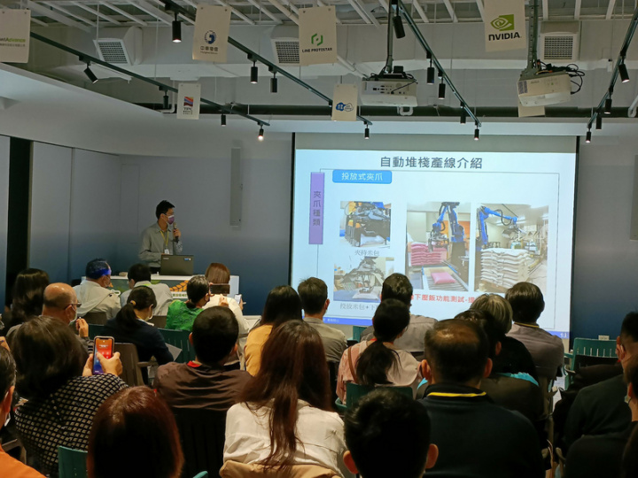 為協助農產業智慧化，高雄市農業局2日邀集智慧農業相關廠商和農友齊聚一堂，進行推廣展示媒合。（高雄市農業局提供）