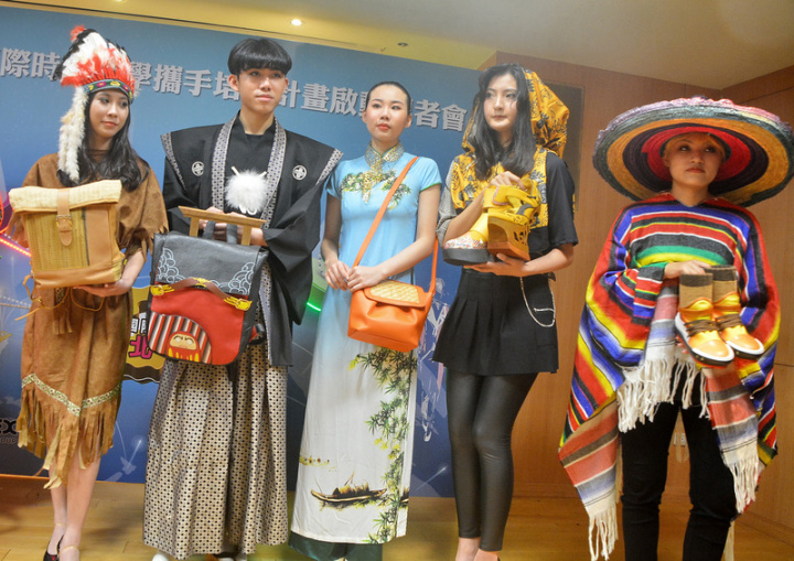 新北市政府25日與產、學界簽署「新住民國際時尚產學攜手培育計畫」合作備忘錄，盼培養新住民第二代學子投入時尚產業，記者會上並安排學生帶來精彩服裝秀。