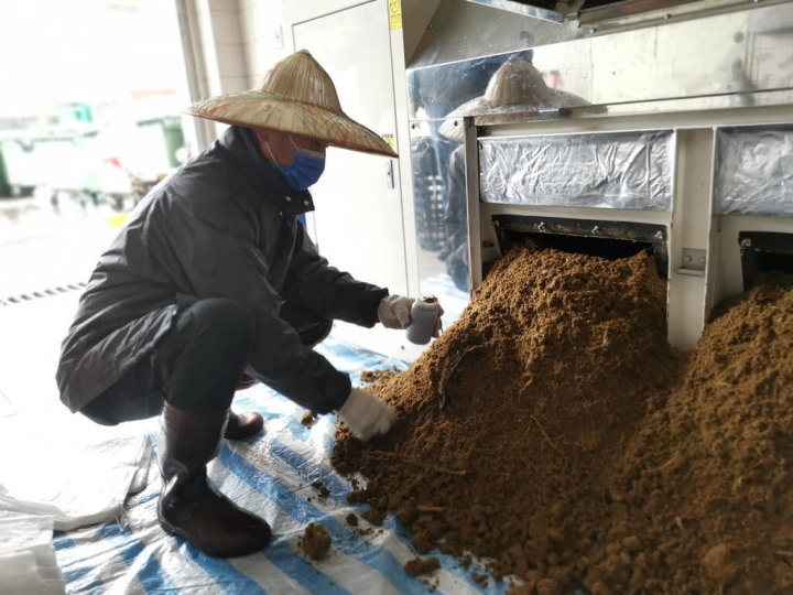 東吳大學與金益世公司合作，將校園廚餘透過微生物處理技術，變成益菌土，可用來遏止俗稱樹癌的褐根病擴散。（東吳大學提供）