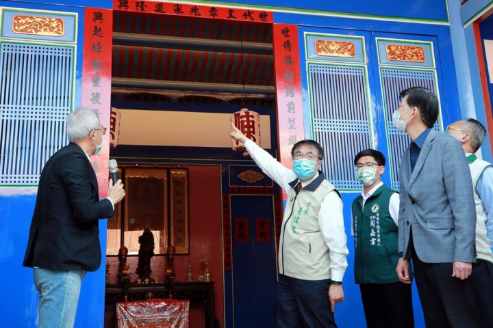 台南市政府辦理「再現赤崁署光」專案，市長黃偉哲（左2）4日走訪赤崁樓周遭陳世興宅等處，視察專案執行成果。（台南市政府提供）