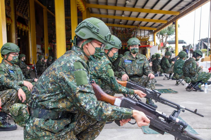 召員執行T74排用機槍驗槍操作