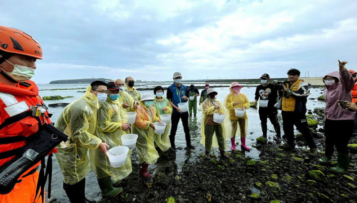 澎湖海洋豐裕與環境教育放流魚苗活動17日下午在湖西白坑海域舉行，一共放流1萬尾嘉鱲魚苗，社區也將主動加強巡護，保育漁業資源。（水試所澎湖海洋生物研究中心提供）