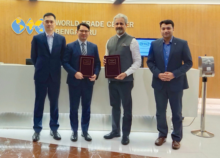 印度班加羅爾世貿中心總經理韋瑪（右2）與外貿協會清奈辦事處主任施育龍（左2），25日在班加羅爾進行換約，深化商情交換、貿易推廣及會展交流等合作。 （貿協清奈辦事處提供）