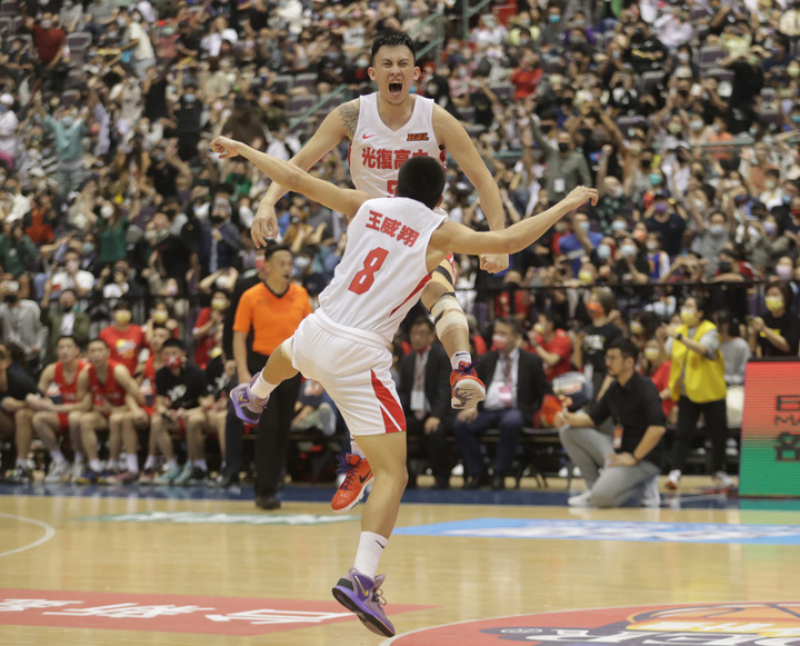 陳將双（後）旅美後返台加入光復高中，並拿下HBL冠軍戰MVP。圖為陳將双3月13日冠軍戰投進絕殺球後開心跳起來吶喊。