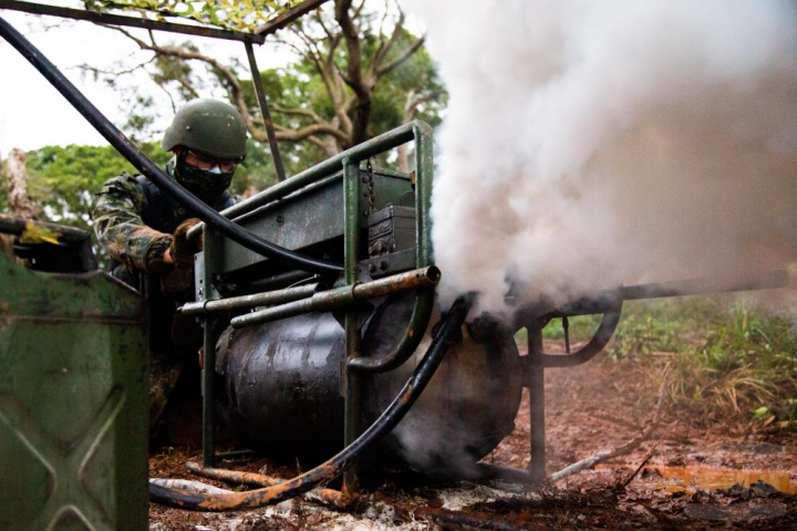 M3A3機械發煙器於陣地內實施定點施放。